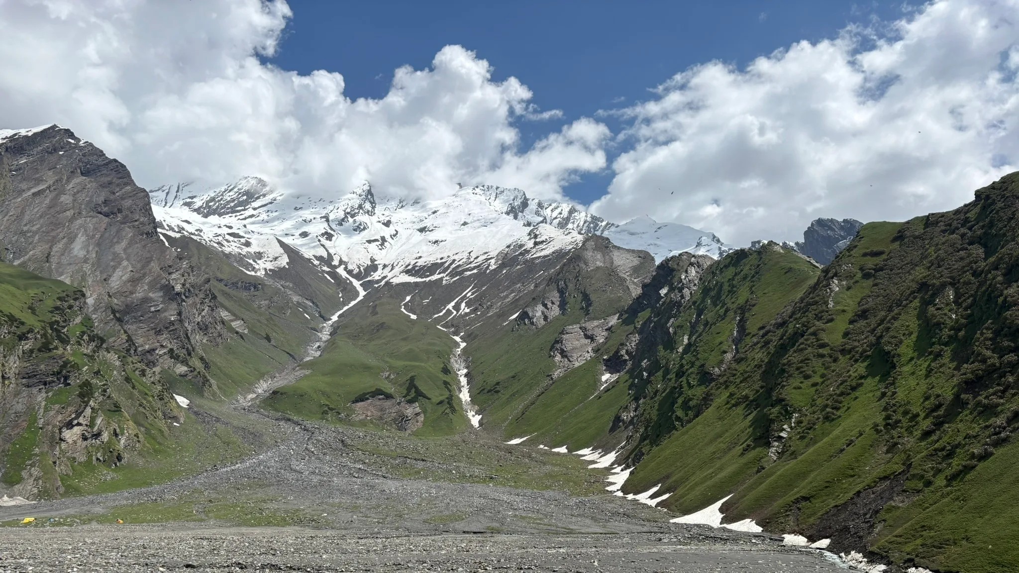 Snow-covered Manali surrounded by Himalayan mountains