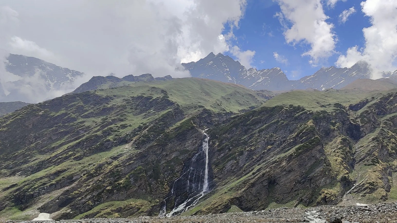 Snow-covered Manali surrounded by Himalayan mountains
