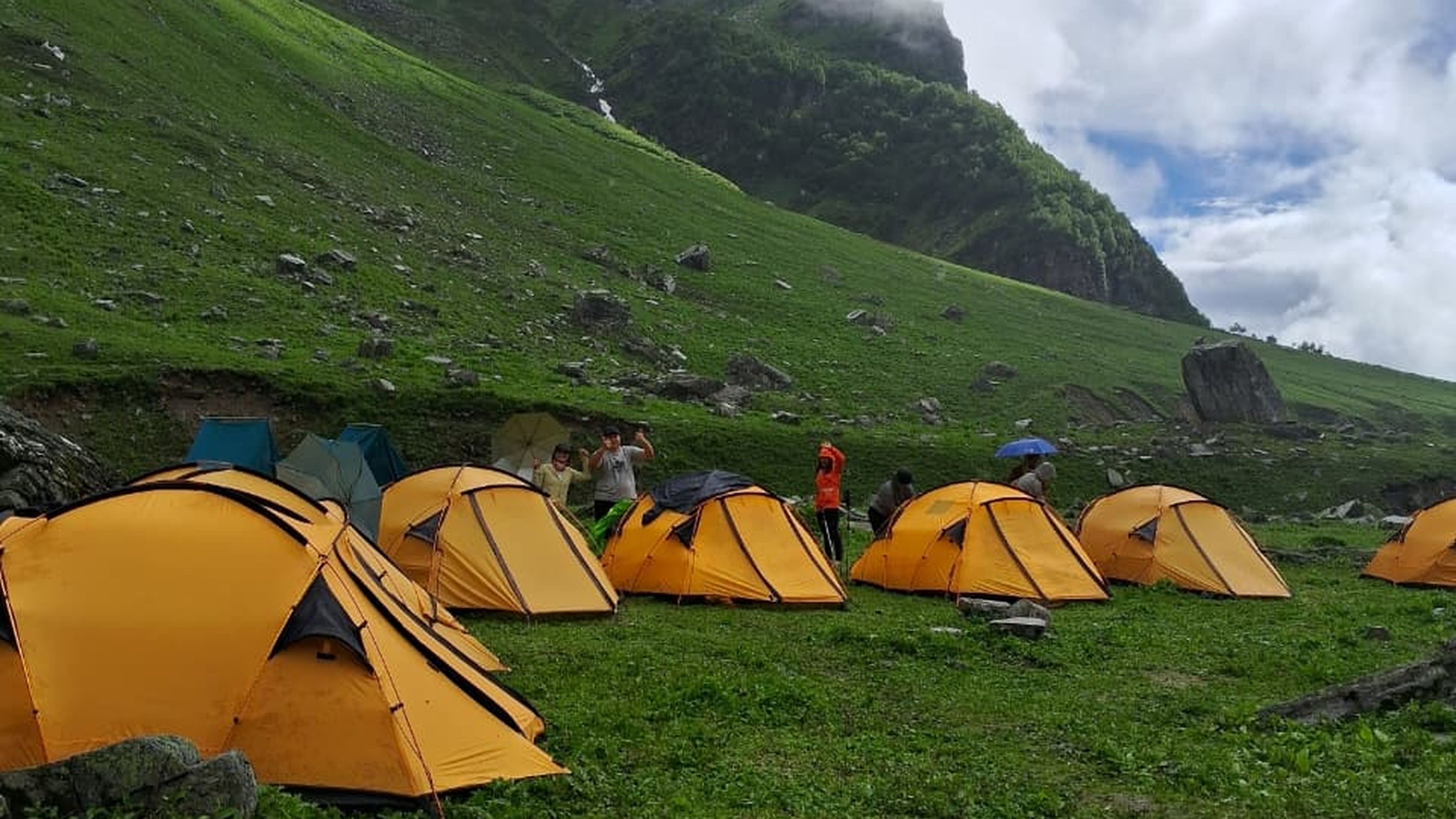 Snow-covered Manali surrounded by Himalayan mountains