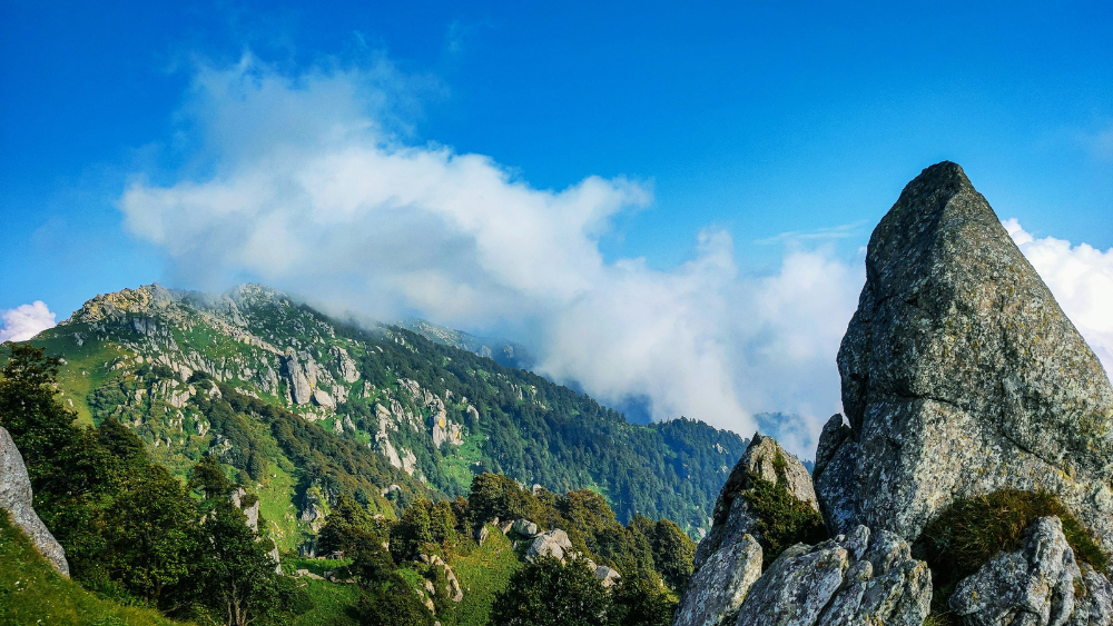 Churdhar trekking trail and mountain rocks