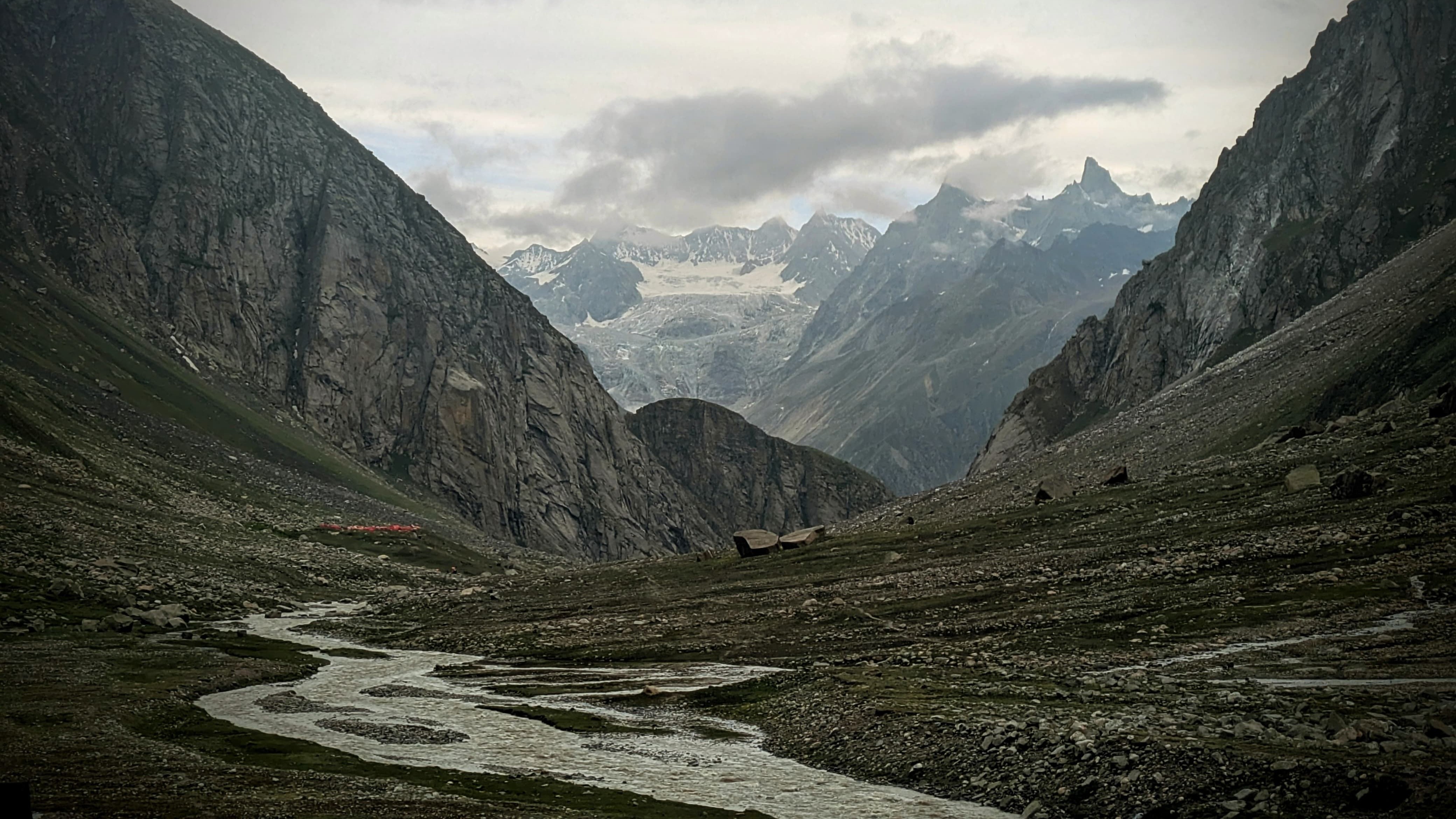 The two contrasting landscapes of the Hampta Pass trail