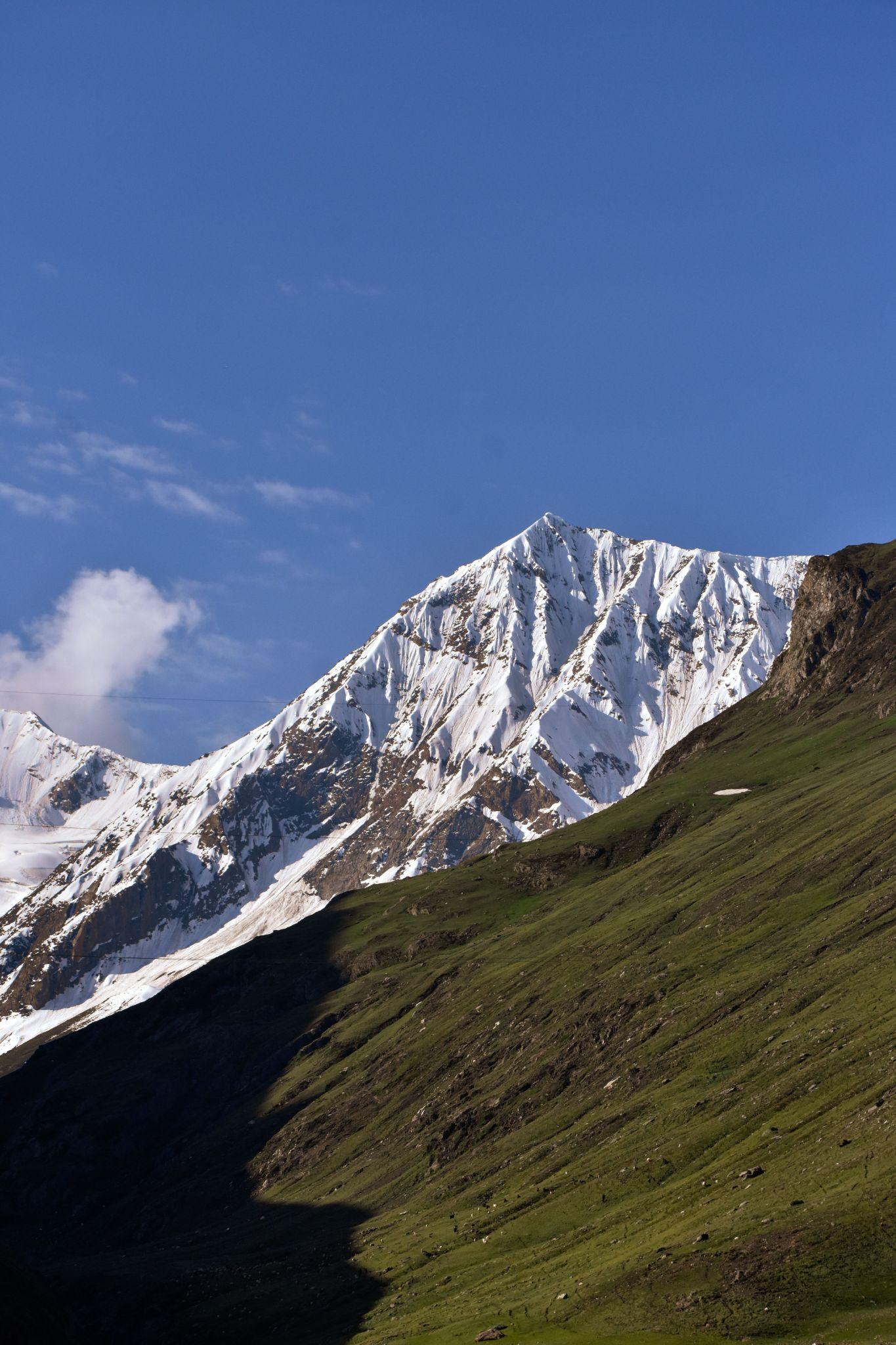 Snow-covered mountain landscape on Sar Pass