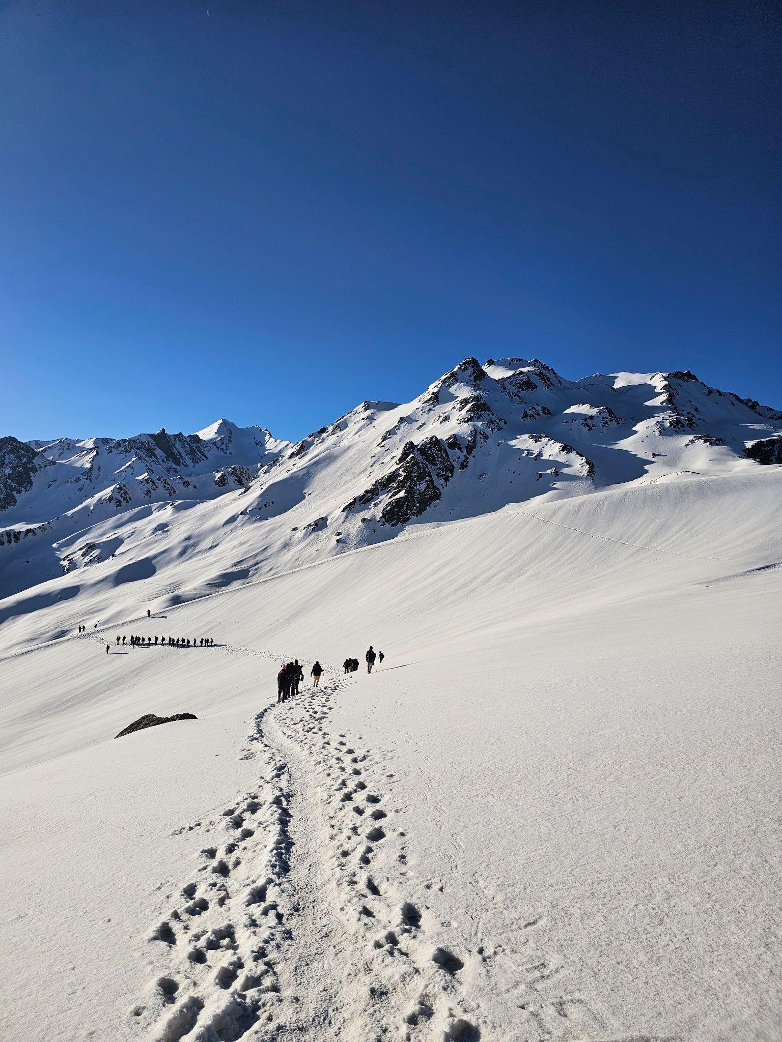 Snow fields on Sar Pass